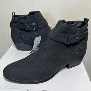 NWT UNIONBAY Tilly Black Buckle Side Zipper Short Heel Ankle Boots Sz 8.5